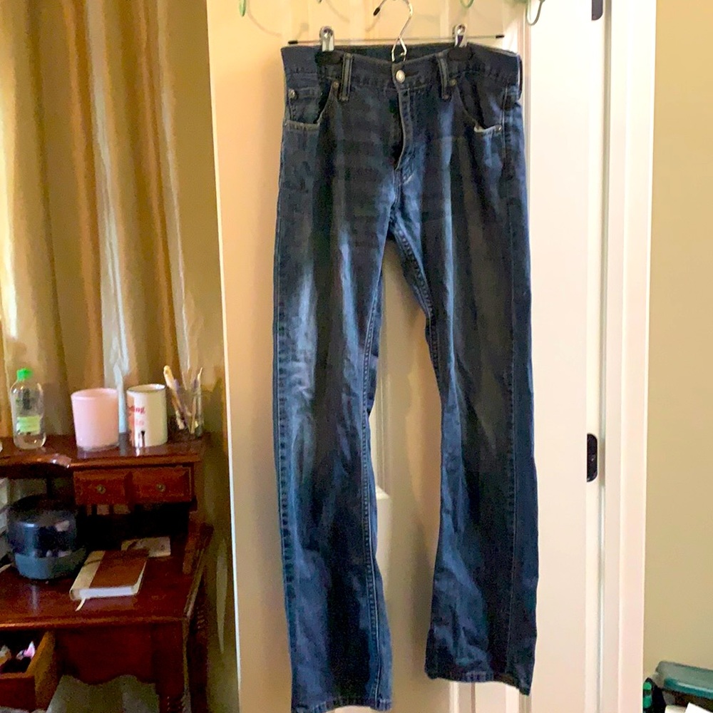 Lightly worn Levi straight leg jeans. ZIPPER IS BROKEN.